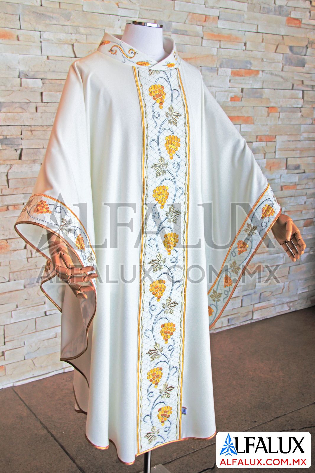 03 UVAS Casulla Alfalux Laterales y Cuello Perla 93 (1)